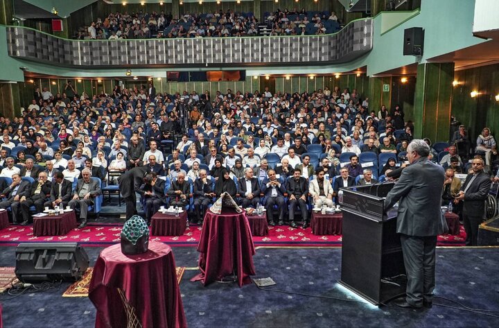 سرمست: مشروطه آغاز گذار ایران از حکمرانی فردی به حکمرانی نهادی بود