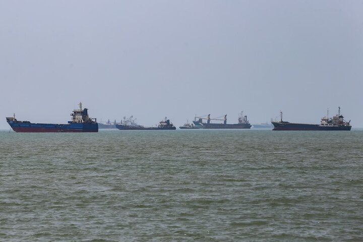 Oil edges higher as US, Iran hit impasse over Hormuz strait