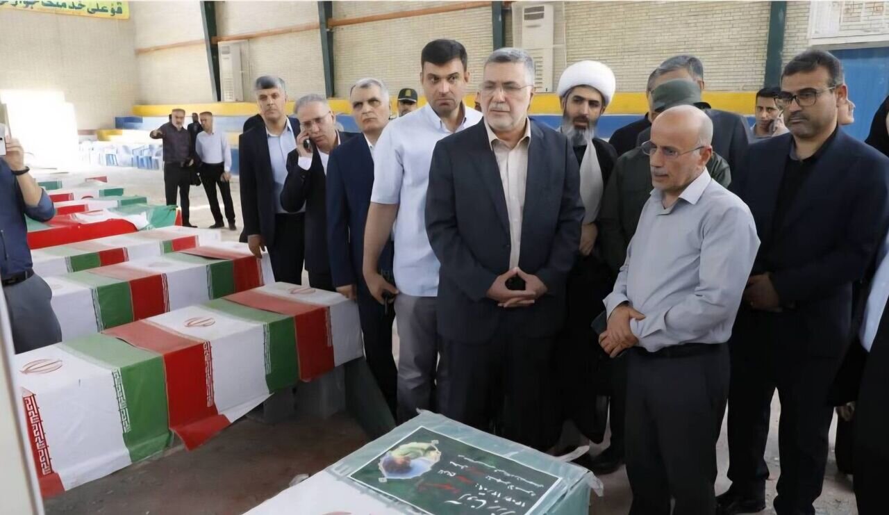 ادای احترام وزیر بهداشت به شهدای جنگ رمضان در لامرد ادای احترام وزیر بهداشت به شهدای جنگ رمضان در لامرد