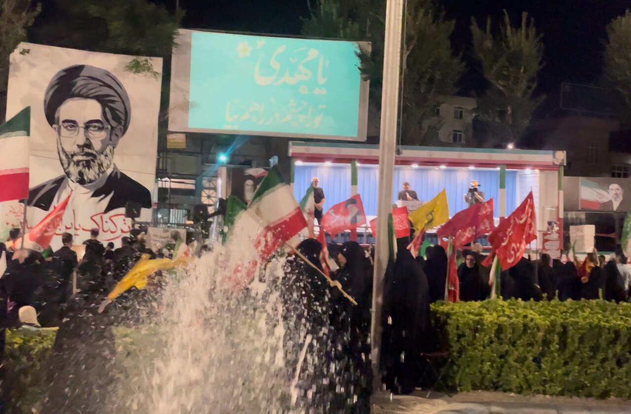شب‌های اقتدار ایران ادامه دارد؛ حضور پرشور مردم تبریز در اجتماع ۱۵۸