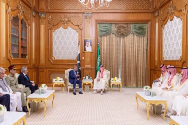 رایزنی شهباز شریف با ولیعهد سعودی در مکه رایزنی شهباز شریف با ولیعهد سعودی در مکه