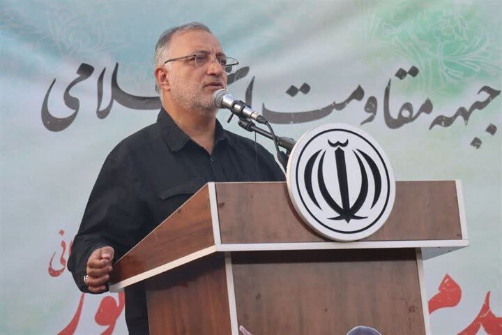 زاکانی مهمان خانواده شهدای مدرسه شجره طیبه میناب شد