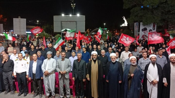 تجمع شبانه سنندجیها در لبیک به فرمان رهبر انقلاب اسلامی وحمایت از وطن تجمع شبانه سنندجیها در لبیک به فرمان رهبر انقلاب اسلامی وحمایت از وطن