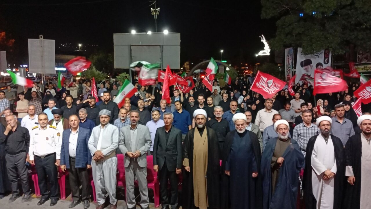 تجمع شبانه سنندجی‌ها در لبیک به فرمان رهبر انقلاب اسلامی وحمایت از وطن