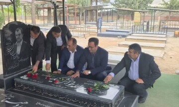 قلمی که ماندگار شد؛ پاسداشت رسالت خبرنگاری بر مزار «خواهش‌نیک»