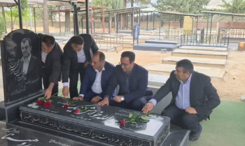 قلمی که ماندگار شد؛ پاسداشت رسالت خبرنگاری بر مزار «خواهش‌نیک»