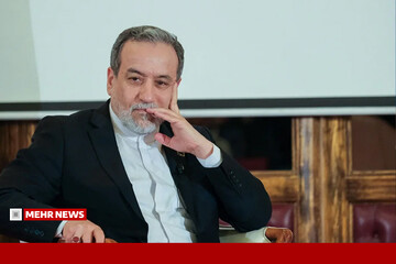 بازدید عراقچی از نمایشگاه محرم و عاشورا در آینه اسناد وزارت امور خارجه