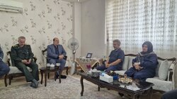 دیدار مسئولان لاهیجان با خانواده شهید «نیما رجب پور»