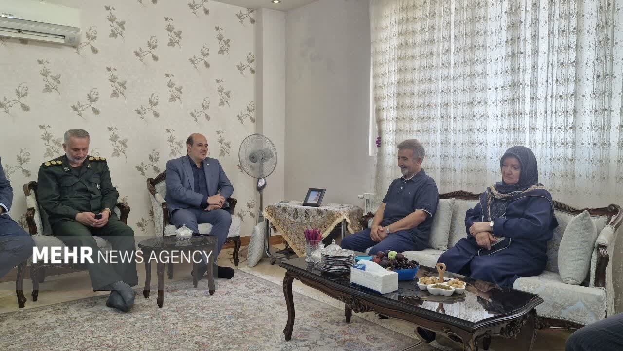 دیدار مسئولان لاهیجان با خانواده شهید «نیما رجب پور»