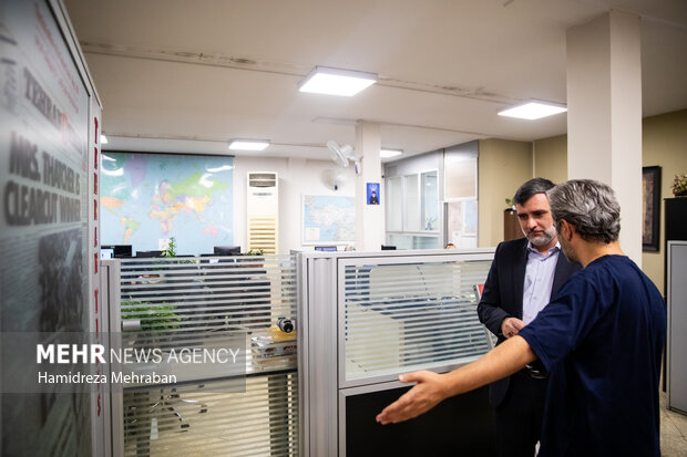 بازدید مدیرعامل باغ کتاب تهران از گروه رسانه‌ای مهر 15
