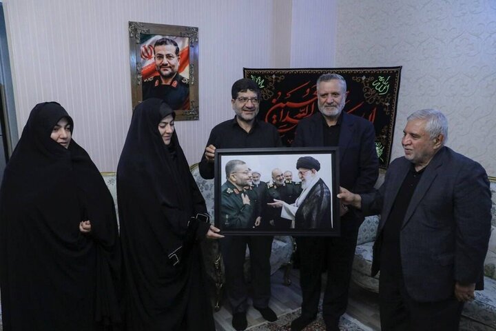 دیدار با خانواده سردار شهید غلامحسین سلیمانی؛ جای همیشگی سردار دیدار با خانواده سردار شهید غلامحسین سلیمانی؛ جای همیشگی سردار