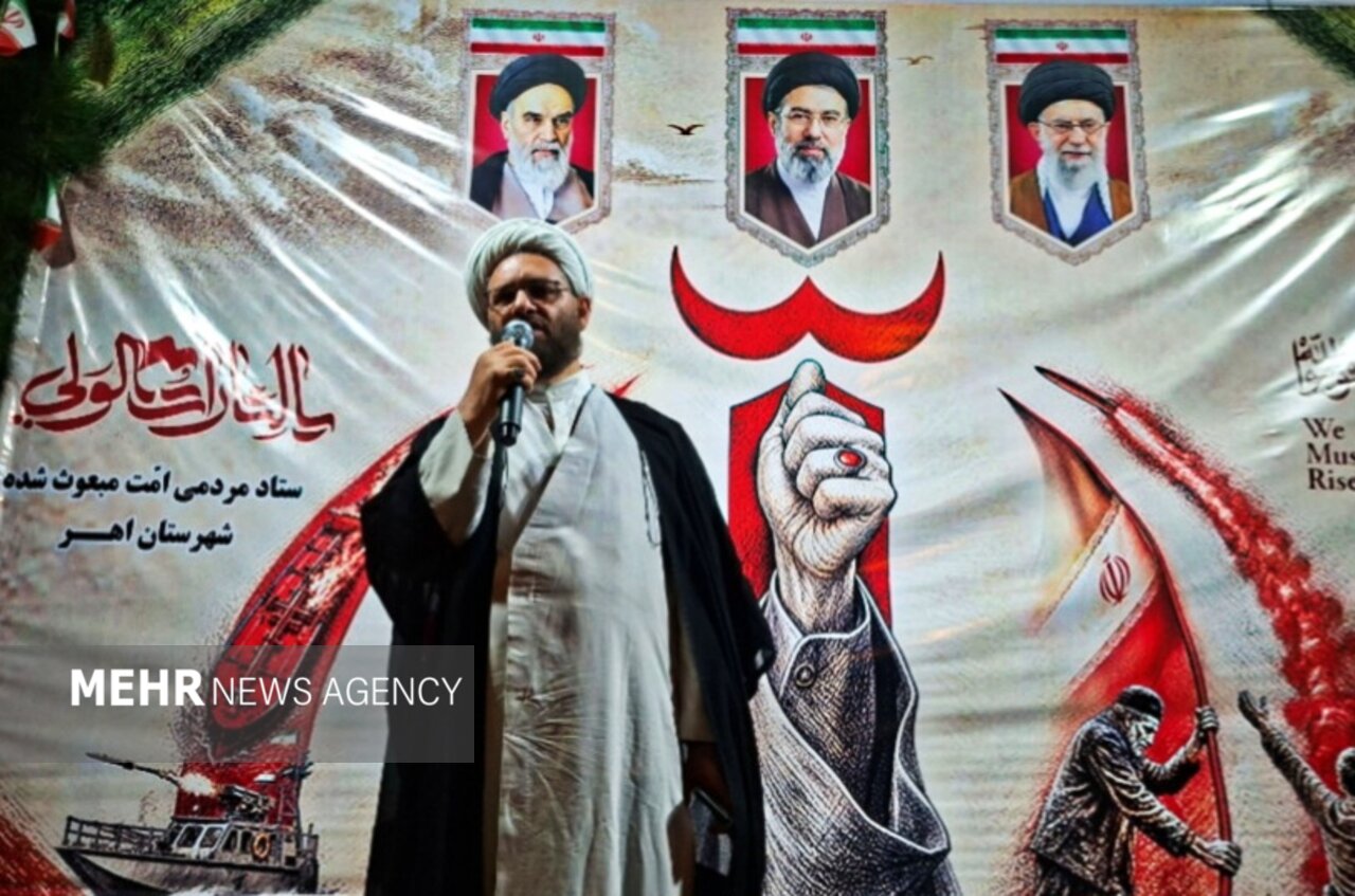 جلیلی: مدافعان حرم با ایثار خود مردم منطقه را از خطر داعش نجات دادند