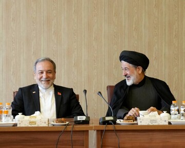 نشست هم اندیشی جمعی از استادان و فضلای حوزه علمیه قم با عراقچی