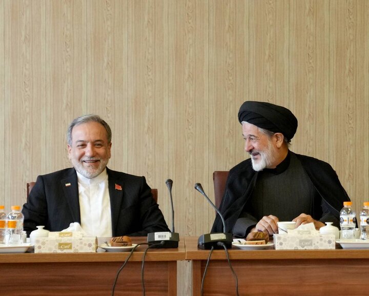 نشست هم اندیشی جمعی از استادان و فضلای حوزه علمیه قم با عراقچی