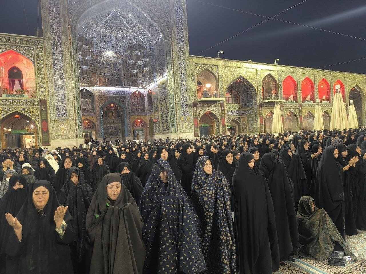 اقامه نماز مغرب و عشا در شب رحلت پیامبر اعظم(ص) در حرم رضوی