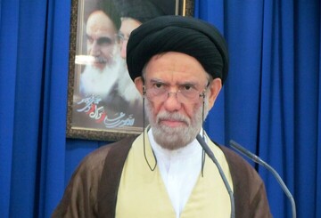 امام جمعه دیر: دشمن در جنگ نرم به‌دنبال سست‌کردن عقاید مردم است