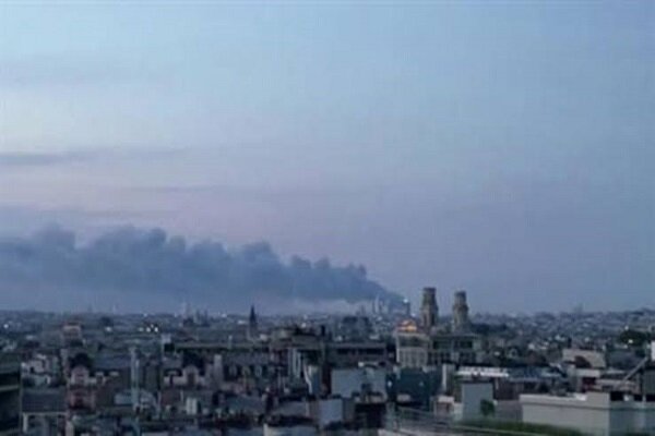 حریق گسترده در نزدیک فرودگاه پاریس؛ ۲ باند فرودگاه بسته شد
