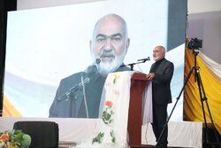 آینده کشور در دستان دانش‌آموزانی است که با قرآن و نماز مأنوس هستند