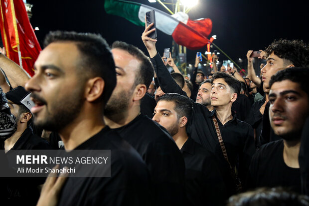 چهارپایه خوانی شب شهادت امام رضا(ع) در حرم رضوی