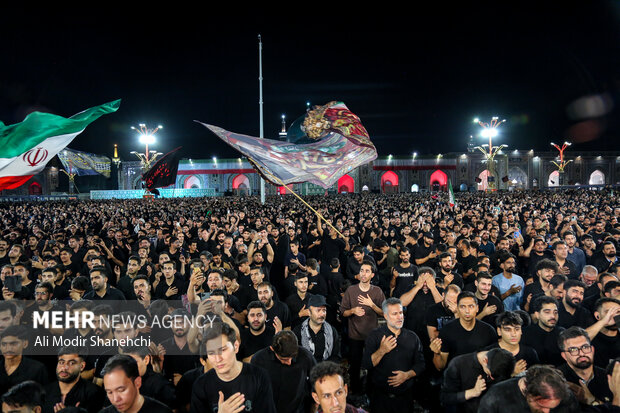 چهارپایه خوانی شب شهادت امام رضا(ع) در حرم رضوی