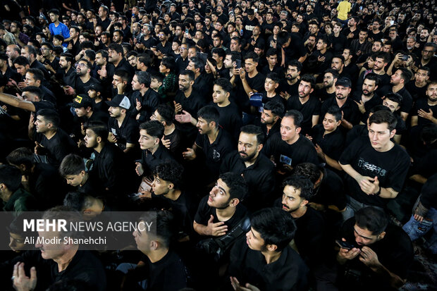 چهارپایه خوانی شب شهادت امام رضا(ع) در حرم رضوی