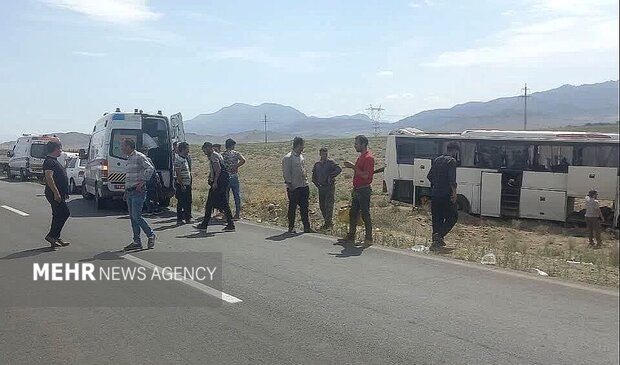 خواب‌آلودگی راننده اتوبوس در محور بجنورد–آشخانه ۱۱ مصدوم برجا گذاشت