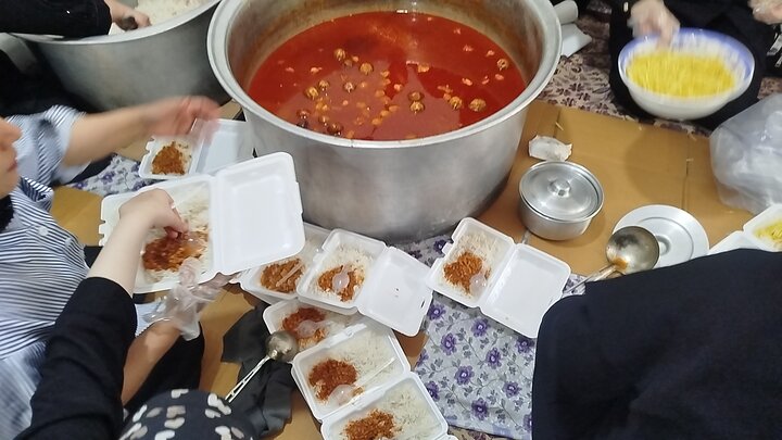 طبخ و توزیع ۱۵۰۰ پرس غذای نذری در آستان امامزادگان هفده‌تن گلپایگان