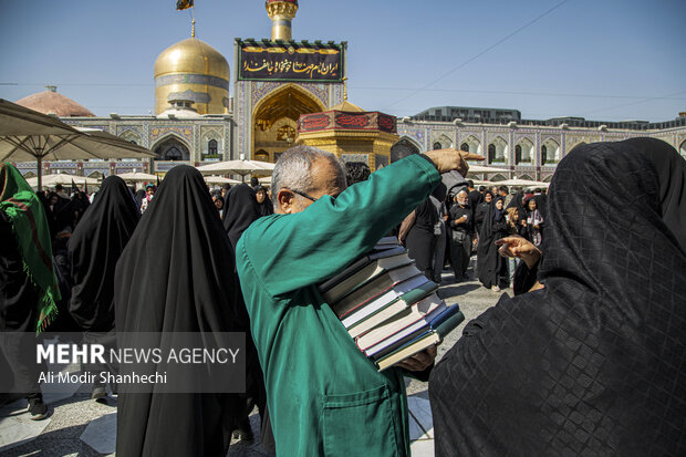 حرم مطهر رضوی در روز شهادت امام رضا(ع)