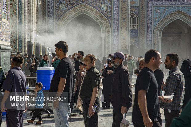 حرم مطهر رضوی در روز شهادت امام رضا(ع)