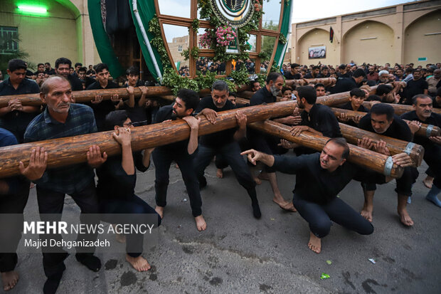 آیین عزاداری و نخل برداری شهادت امام رضا(ع) در مهریز