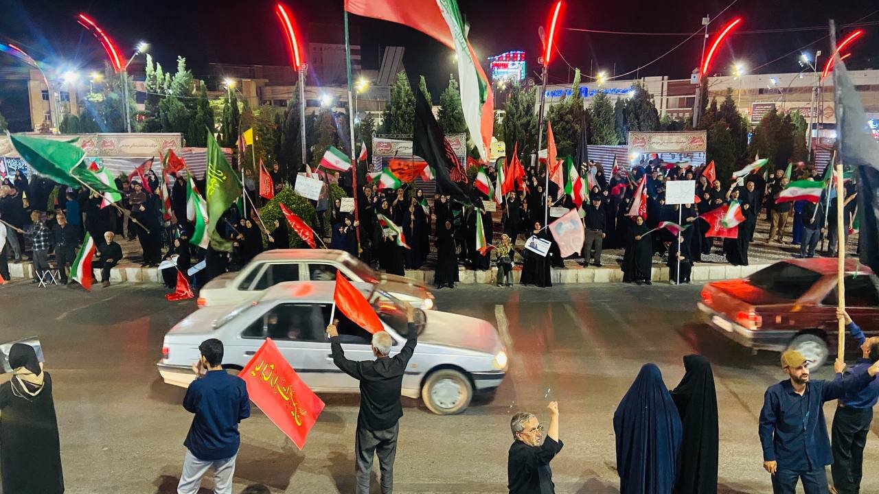 تداوم حماسه پرچم داری کرمانی‌ها در میدان آزادی