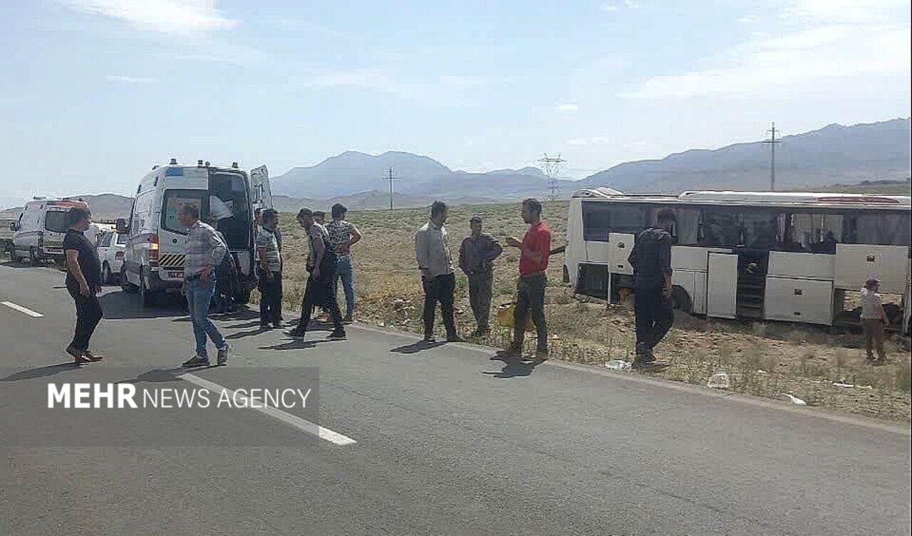 خواب‌آلودگی راننده اتوبوس در محور بجنورد–آشخانه ۱۱ مصدوم برجا گذاشت