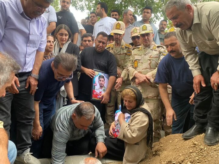 پیکر شهید مرزبانی «علی باوه‌ای» در سقز تشییع و به خاک سپرده شد