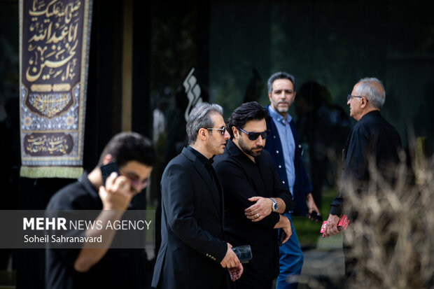 احسان خواجه‌امیری در مراسم تشییع پیکر زنده‌یاد «ایرج خواجه امیری»