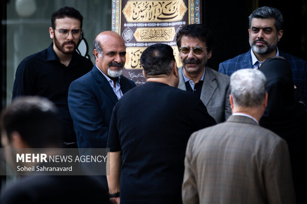 علیرضا افتخاری در مراسم تشییع پیکر زنده‌یاد «ایرج خواجه امیری»