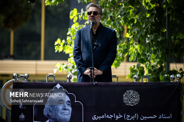 حمیدرضا نوربخش مدیرعامل خانه موسیقی در مراسم تشییع پیکر زنده‌یاد «ایرج خواجه امیری»