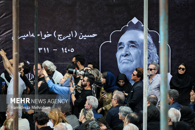 تشییع پیکر زنده‌یاد «ایرج خواجه امیری» مقابل تالار وحدت