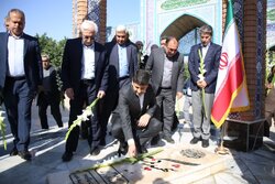 وزیر ارتباطات به مقام شهید گمنام بجنورد ادای احترام کرد