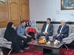 وزیر ارتباطات با خانواده شهید امیربهادر مایوان دیدار کرد