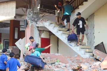 VIDEO: Powerful 7.7- magnitude quake rips through Indonesia