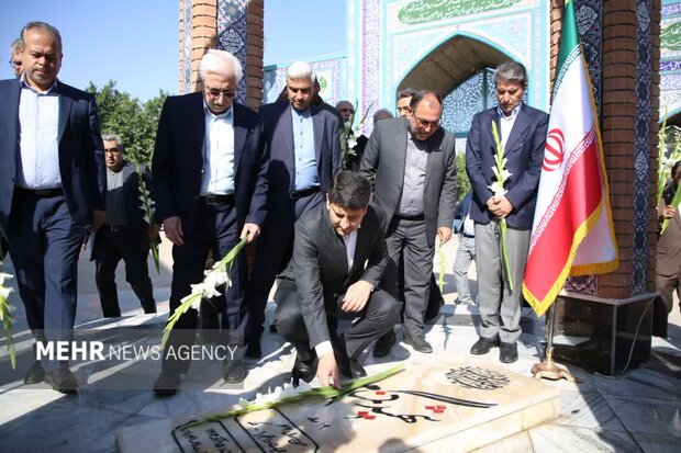 وزیر ارتباطات به مقام شهید گمنام بجنورد ادای احترام کرد