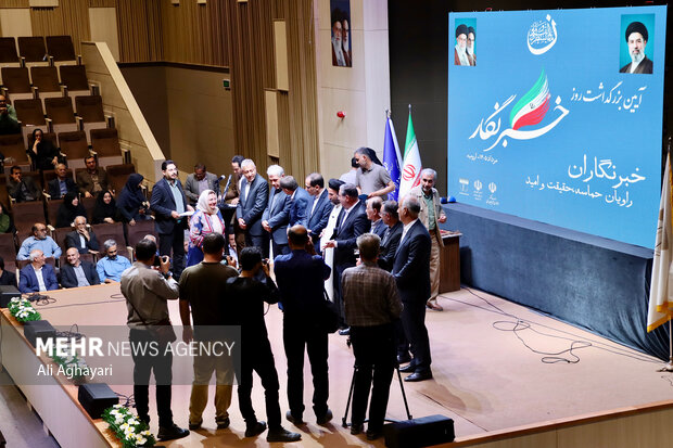 آیین تجلیل استاندار آذربایجان‌غربی از خبرنگاران
