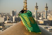 پرچم سبز رضوی بر فراز گنبد امام رضا(ع)