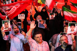 تجمع شبانه تهرانی‌ها به یاد ۱۶۸ شهید دانش آموز میناب