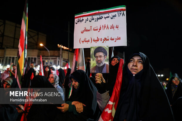 تجمع شبانه تهرانی‌ها به یاد ۱۶۸ شهید دانش آموز میناب