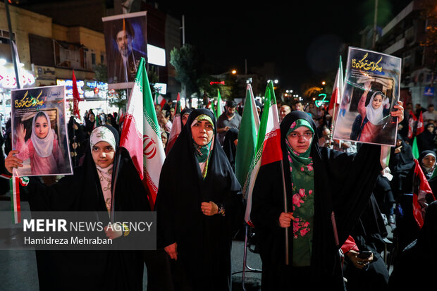 تجمع شبانه تهرانی‌ها به یاد ۱۶۸ شهید دانش آموز میناب