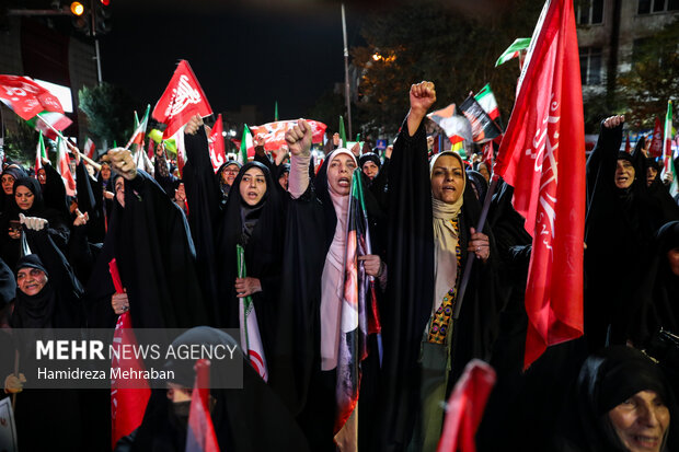 تجمع شبانه تهرانی‌ها به یاد ۱۶۸ شهید دانش آموز میناب