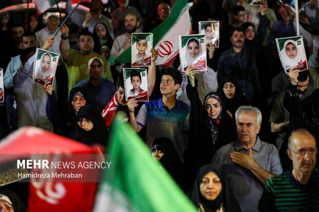 تجمع شبانه تهرانی‌ها به یاد ۱۶۸ شهید دانش آموز میناب