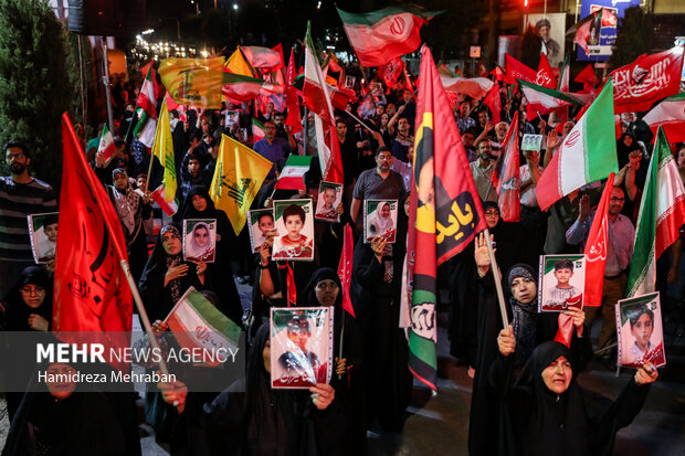 تجمع شبانه تهرانی‌ها به یاد ۱۶۸ شهید دانش آموز میناب