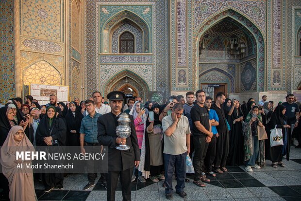 تعویض پرچم حرم امام رضا(ع) همزمان با سوم ربیع الاول